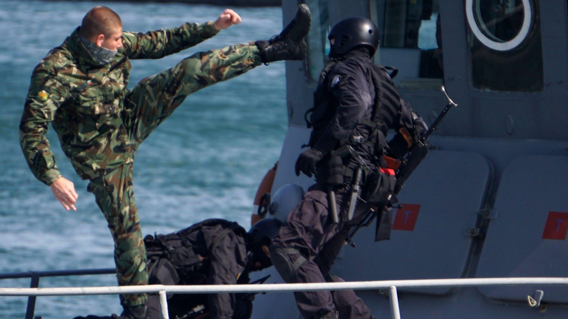 Военнослужещи от Военноморските сили направиха демонстрация на способности по овладяване