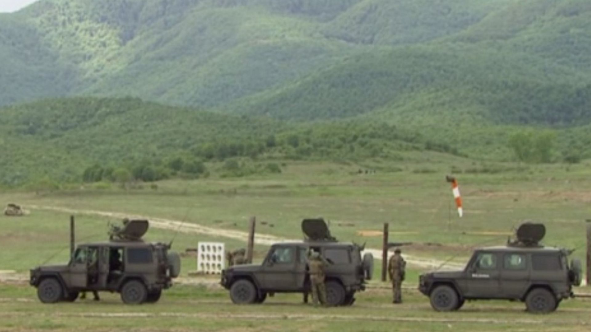 Протестиращи придружени от деца нахлуха в зоната за сигурност на