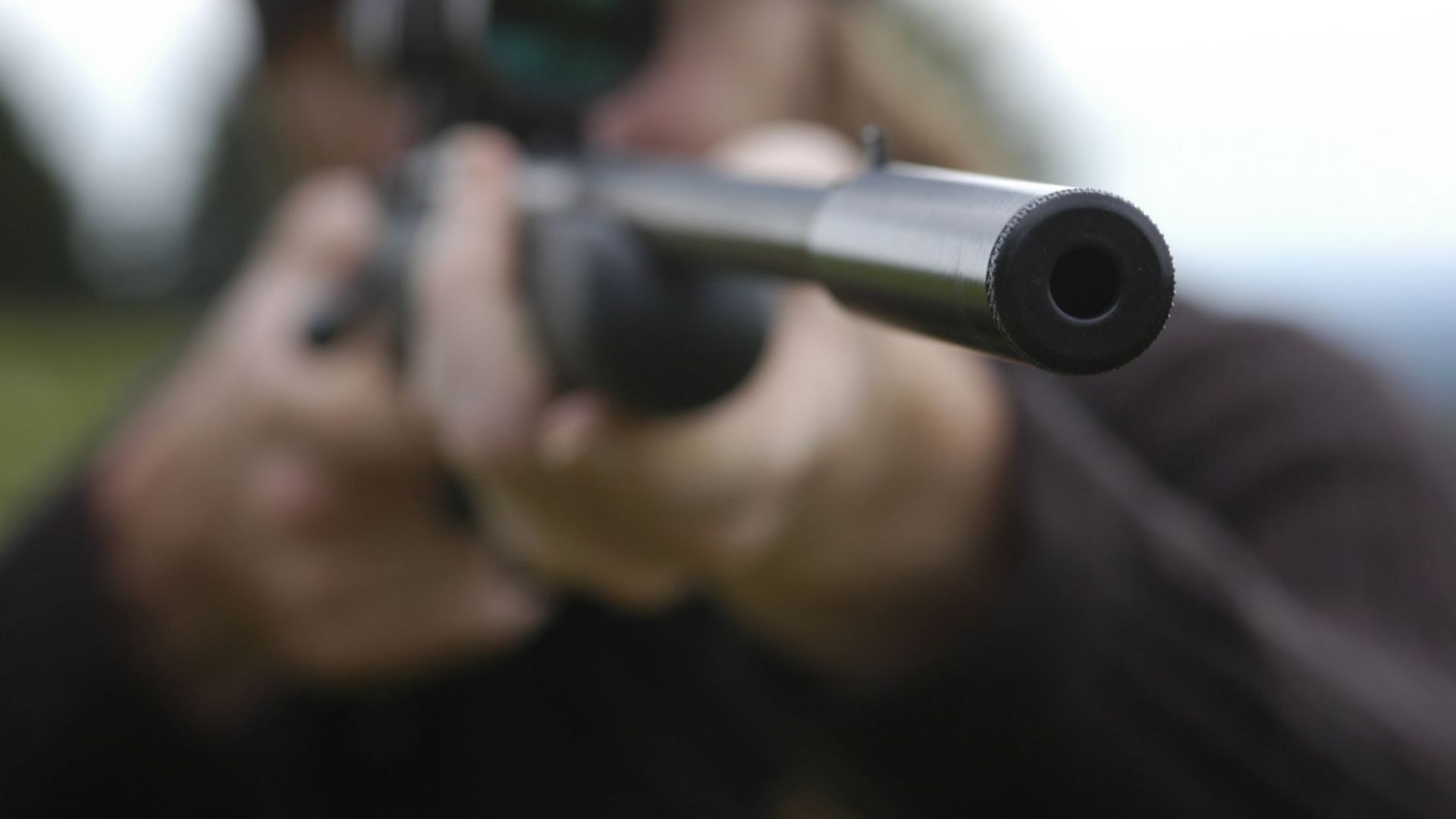 Протестиращи придружени от деца нахлуха в зоната за сигурност на