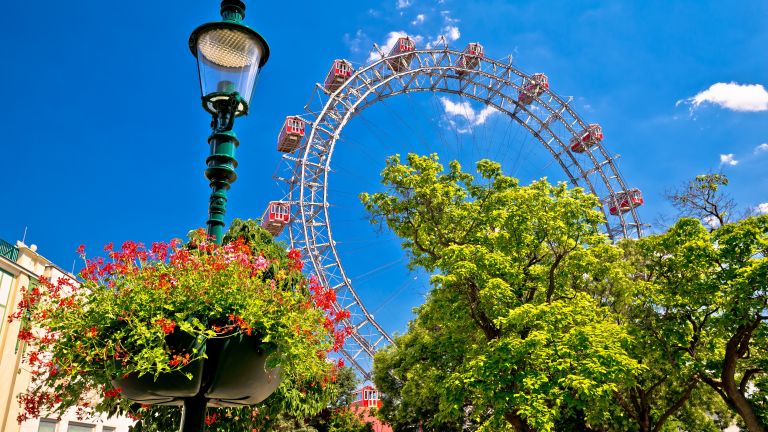 Австрия се връща постепенно към нормалния начин на живот при