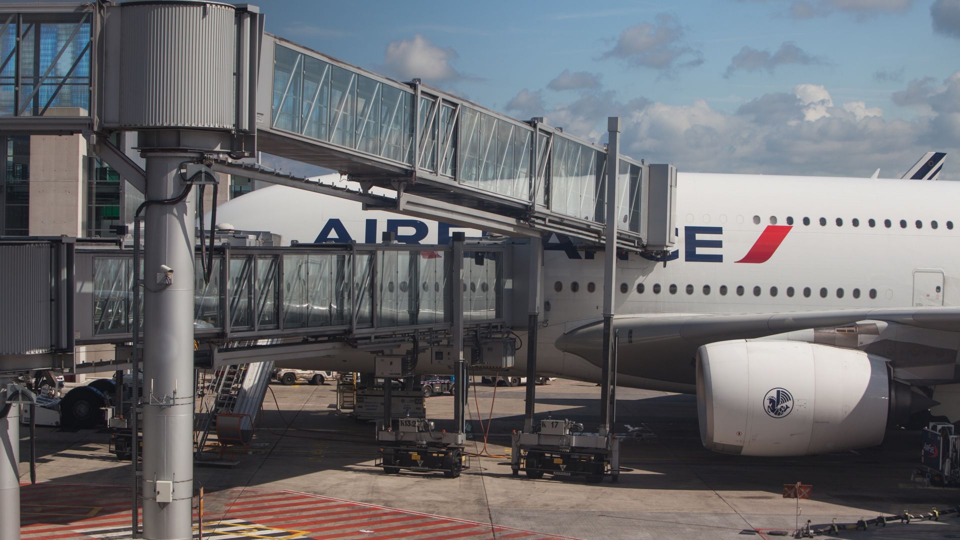 70 българи са блокирани на летище в Париж при опит