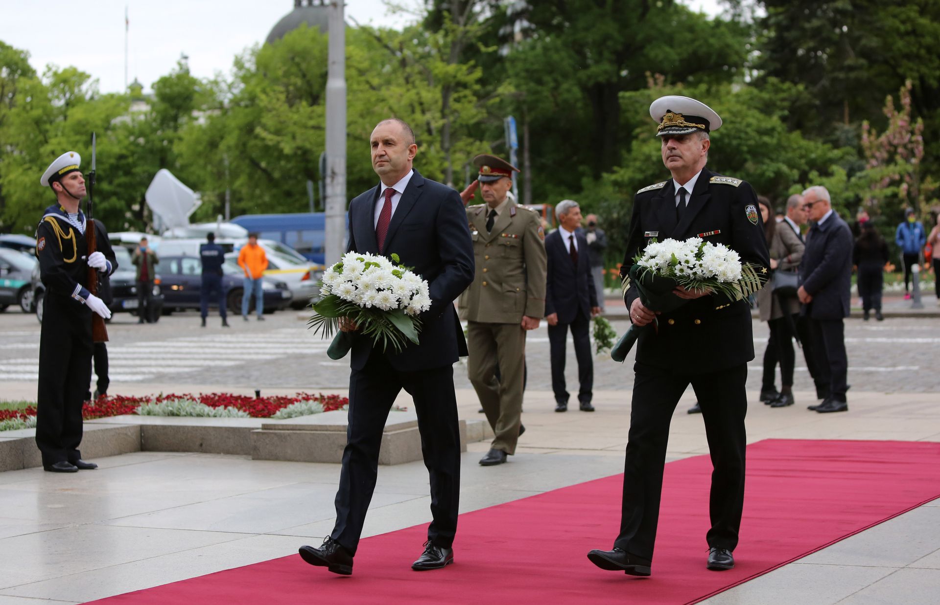 Президентът поднесе цветя пред Паметника на незнайния войн в празничния ден