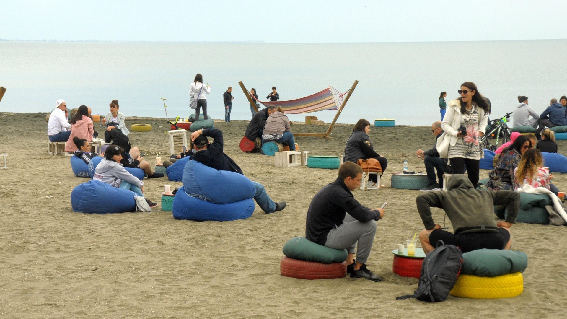 Бургазлии напълниха плажа, но се въздържаха от заведенията (снимки)