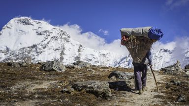 Непалските шерпи са изправени пред безработица заради срива в туризма