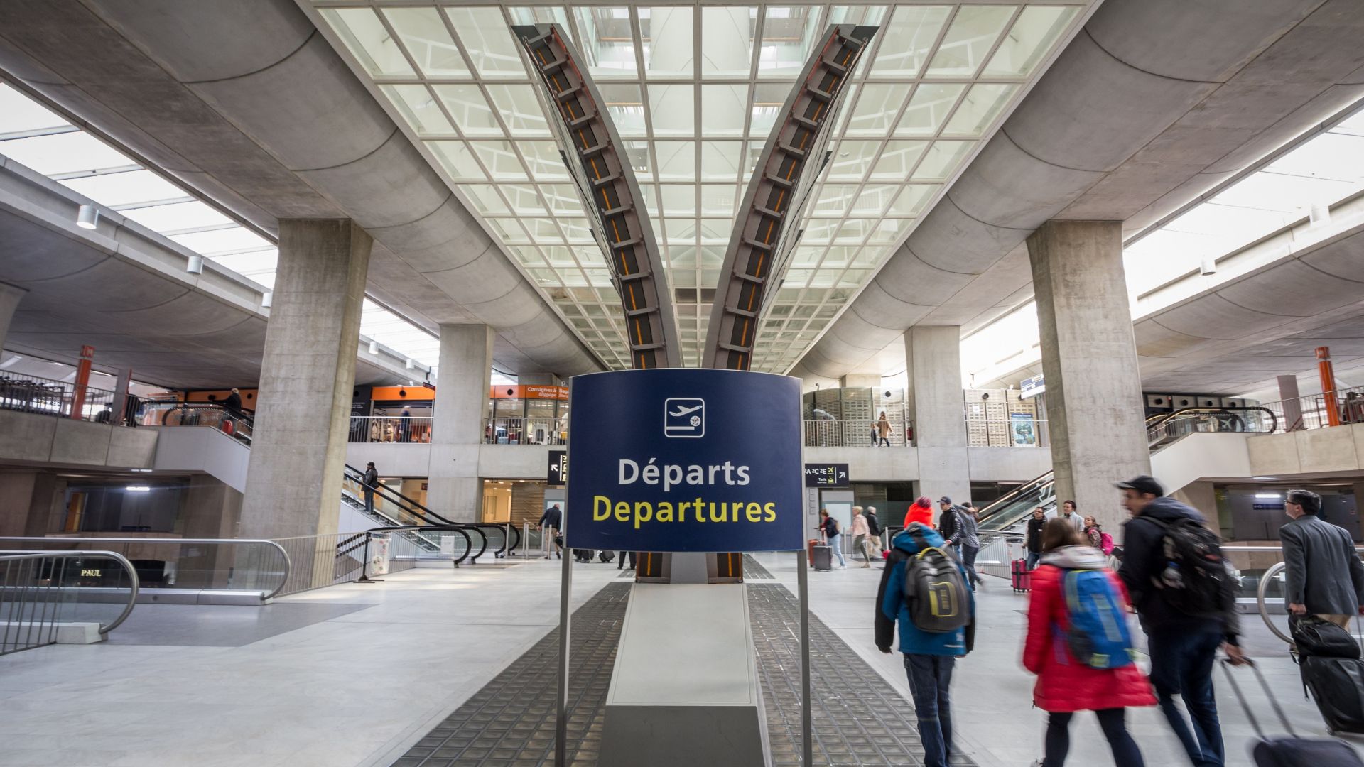 73 ма български граждани бяха задържани на парижкото летище Шарл де