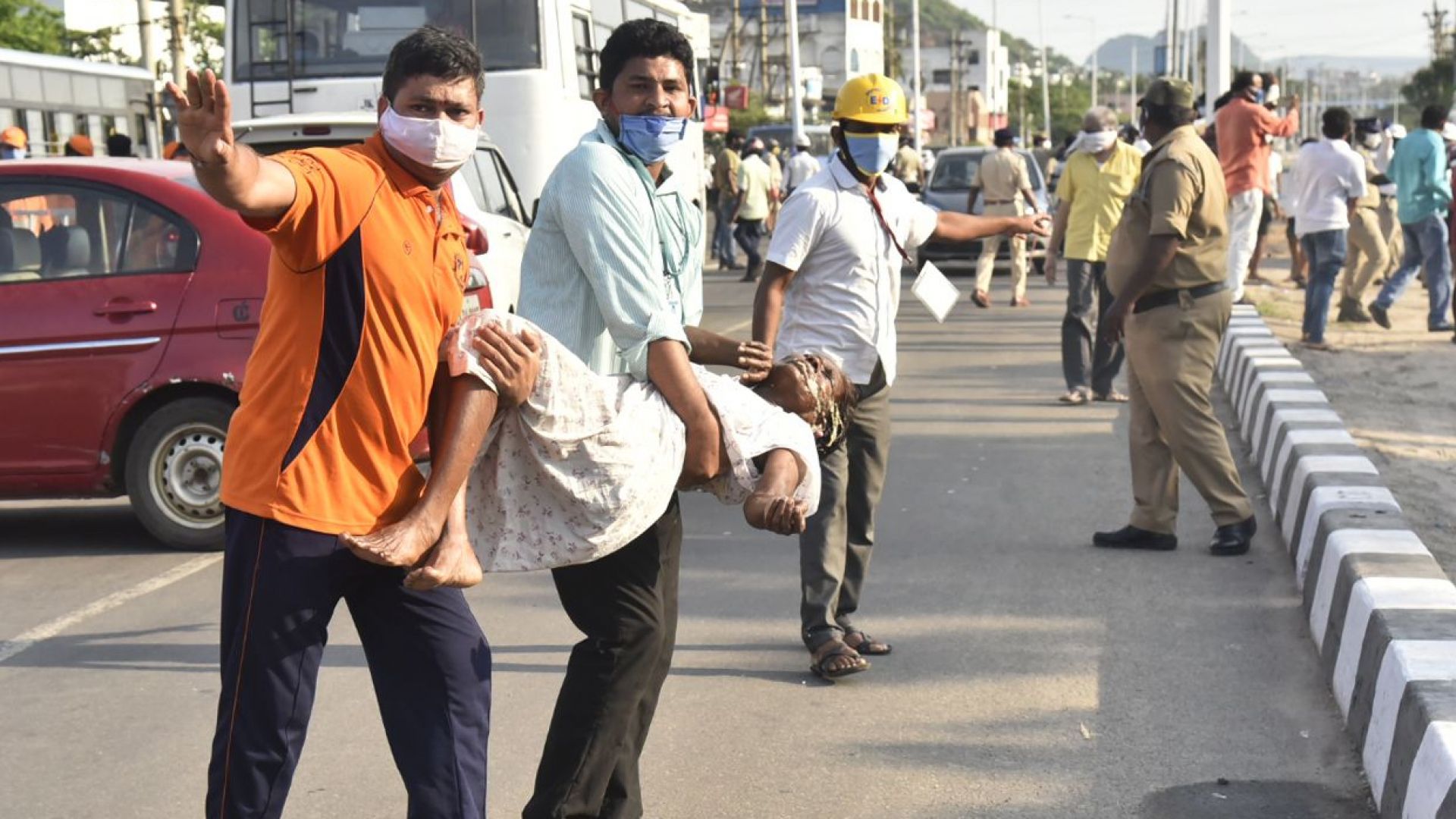 Жертви и стотици ранени при авария в химически завод в Индия (снимки и видео)