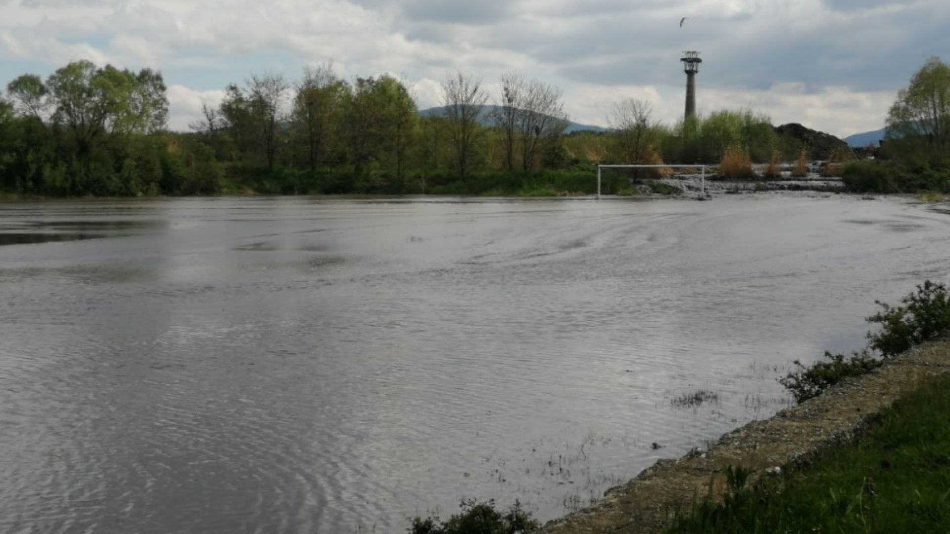 Скъса се дигата на шламохранилището в пернишкия квартал Калкас където