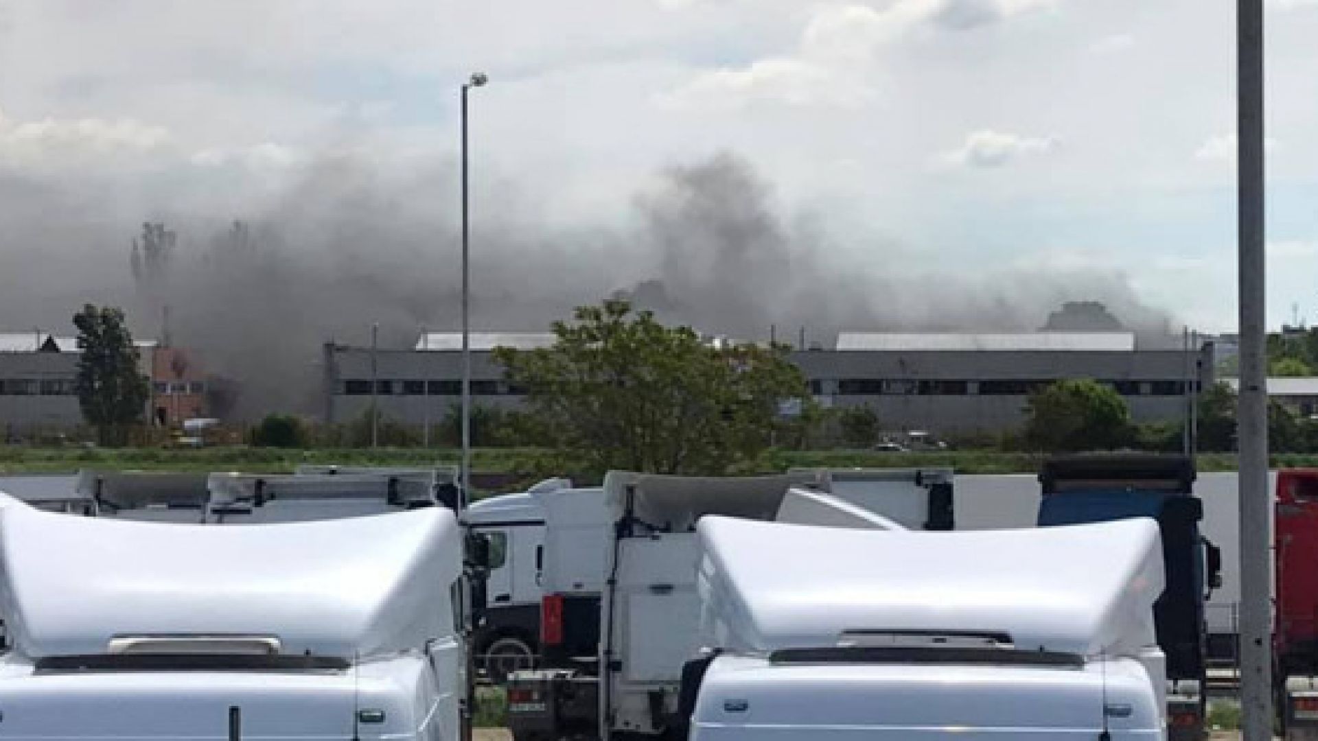 Голям пожар избухна в бившите складове на СМК в Пловдив (снимки)