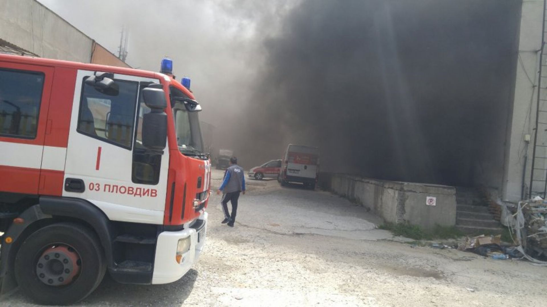 Голям пожар избухна до моста на Адата в Пловдив Пламнали