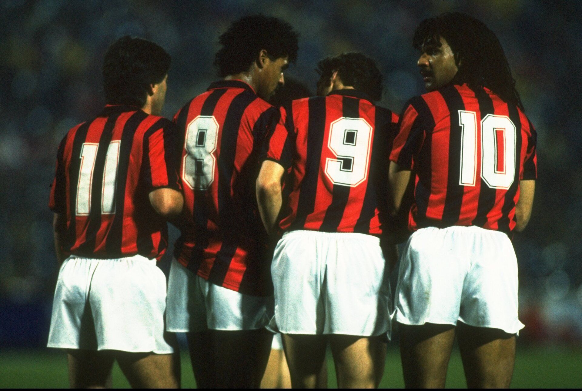 8. Милан - 58 мача (1991-1993)  Воденият от Фабио Капело тим на Милан е може би най-силният в историята на "росонерите". Брилянтната отбрана и феноменалното холандско трио носи редица успехи на тима, но и удивителната серия от 58 мача без загуба в Серия "А".