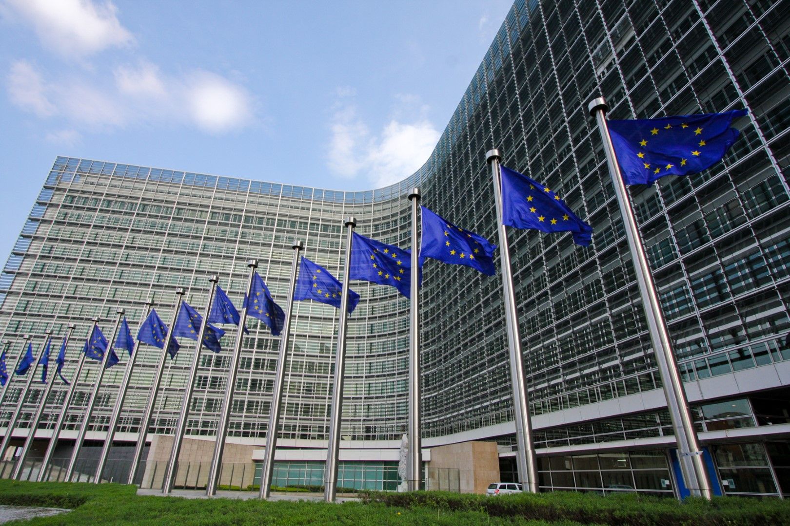 Европейската комисия ще поеме споделения дълг. Отговорността на индивидуалните страни членки е ограничена до техния дял от общия бюджет