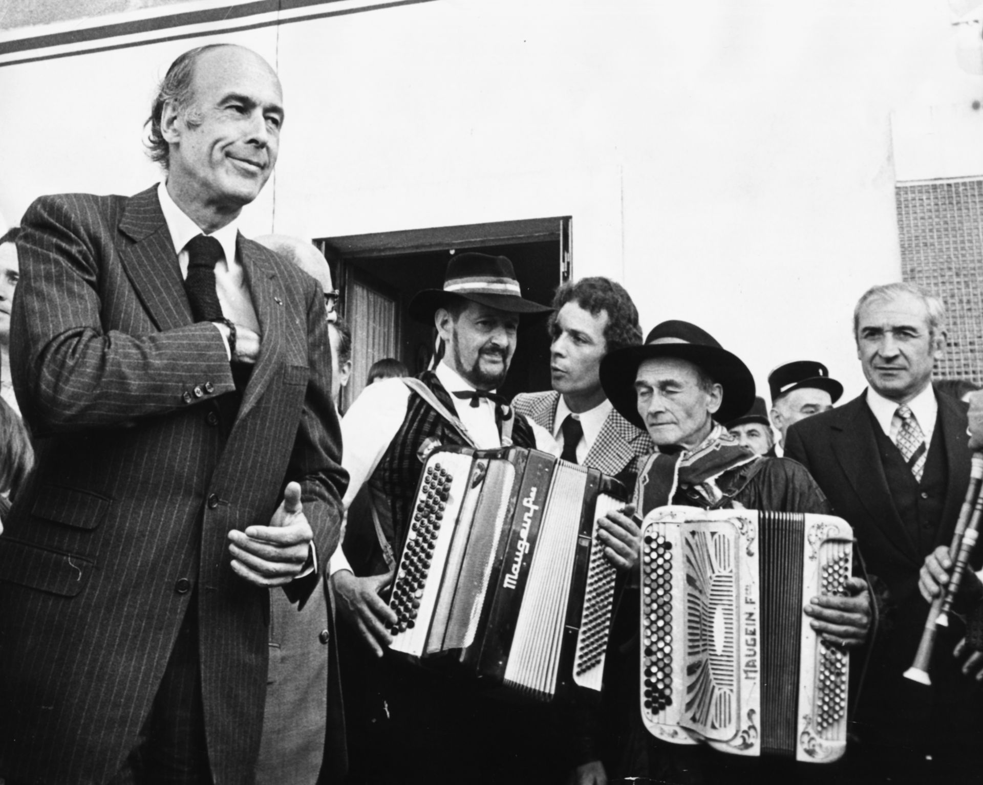 Президентът слуша група акордионисти  през 1974 г. 