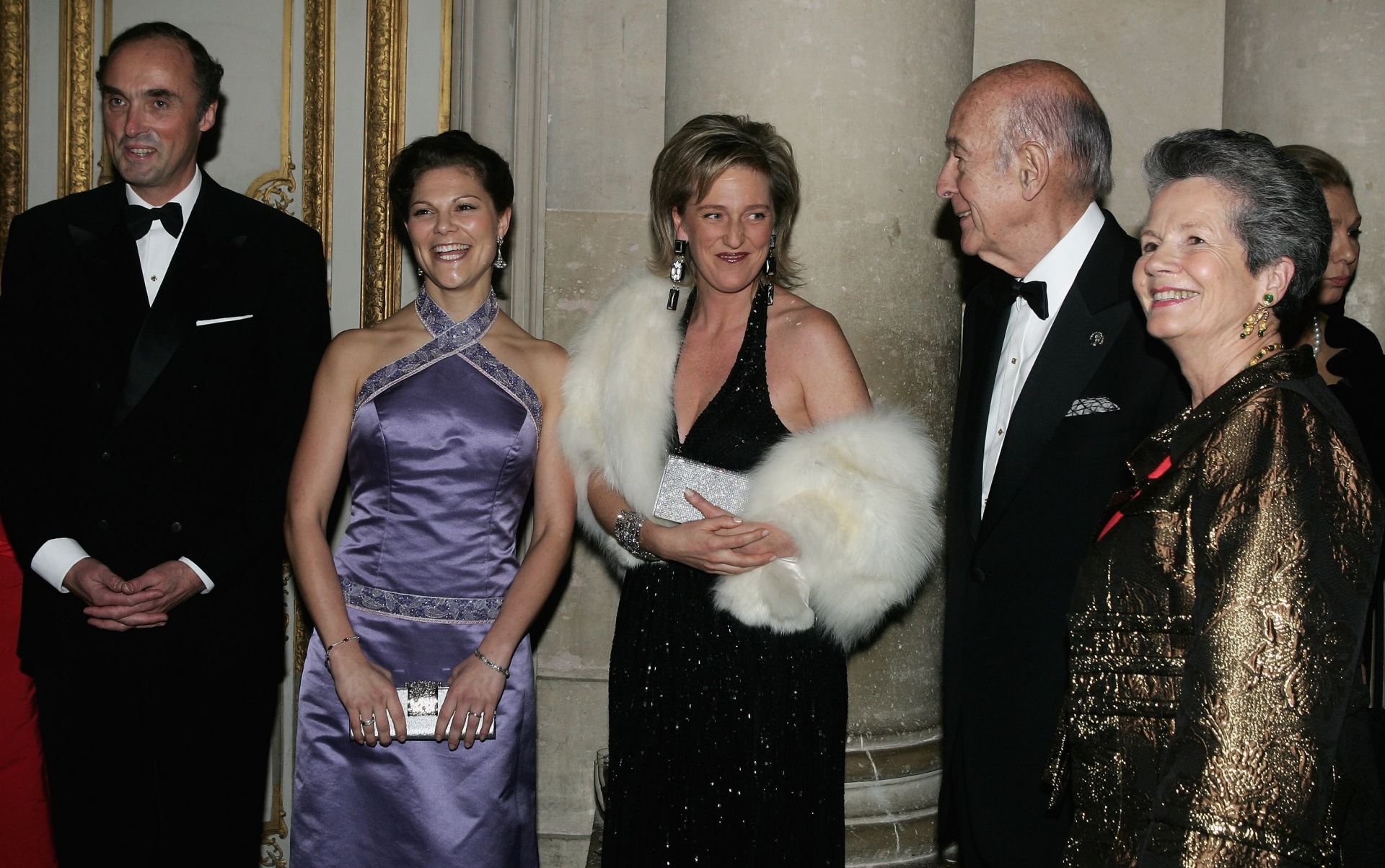 В компанията на Белгийския принц Лоренц, коронованата шведска принцеса Виктория , белгийската принцеса Астрид във Версай през 2006 г. 