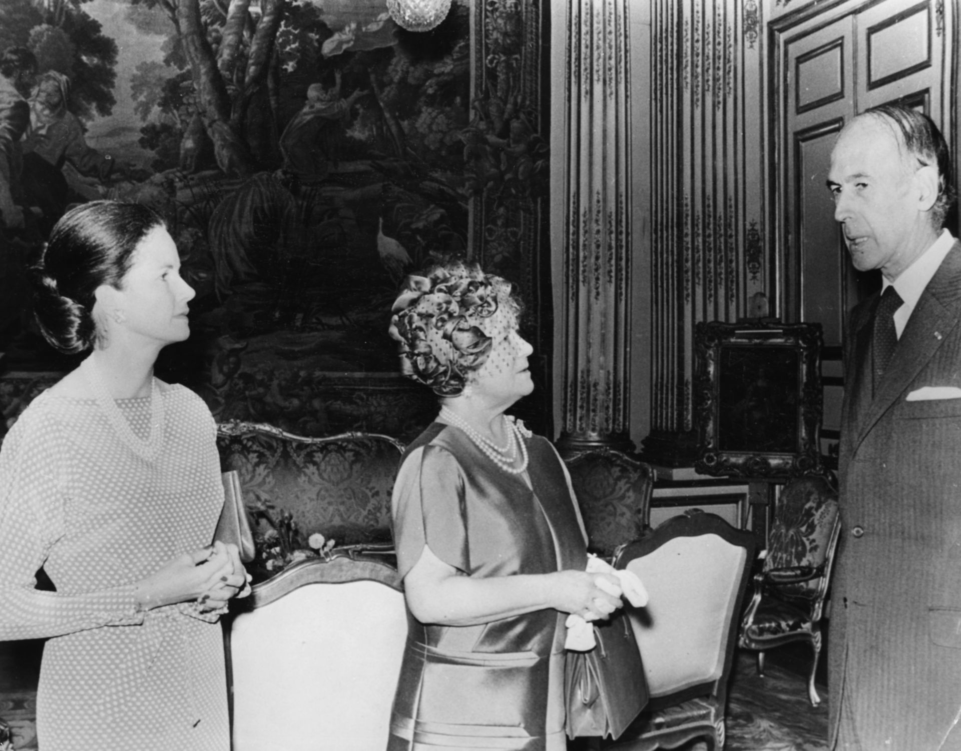 Президентът д`Естен разговаря с британската Кралица по време на вечеря в двореца
