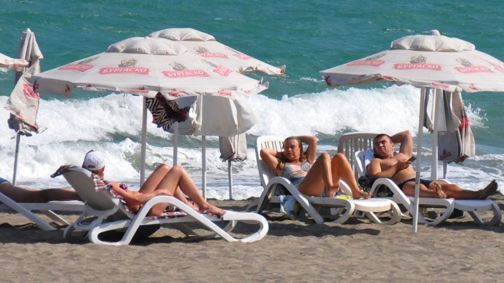 Концесионери на плажове не искат да дават безплатно чадъри и шезлонги