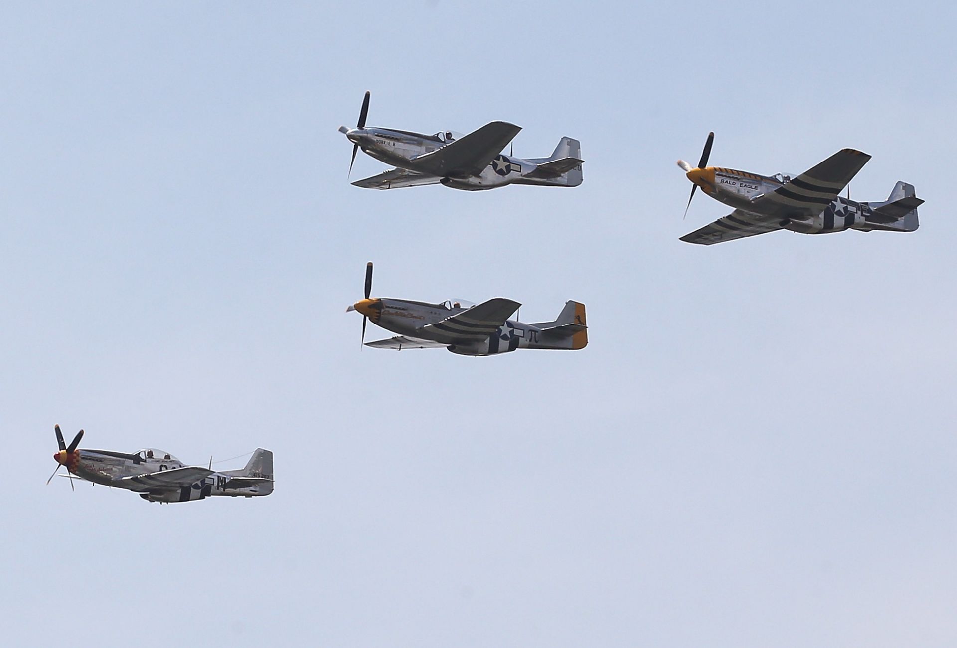 Военни самолети летят по време на честванията във Вашингтон