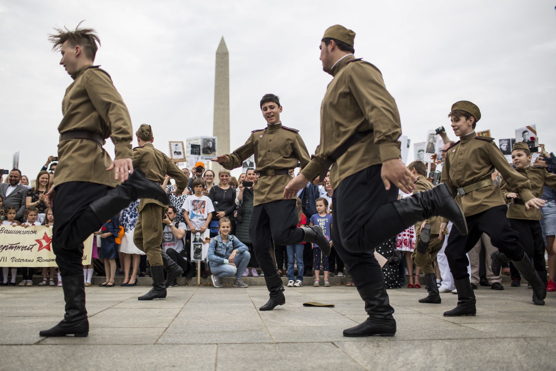 Руснаци танцуват пред мемориала на Втората световна война във Вашингтон, за да отбележат героизма на Безсмъртния полк на съветската армия