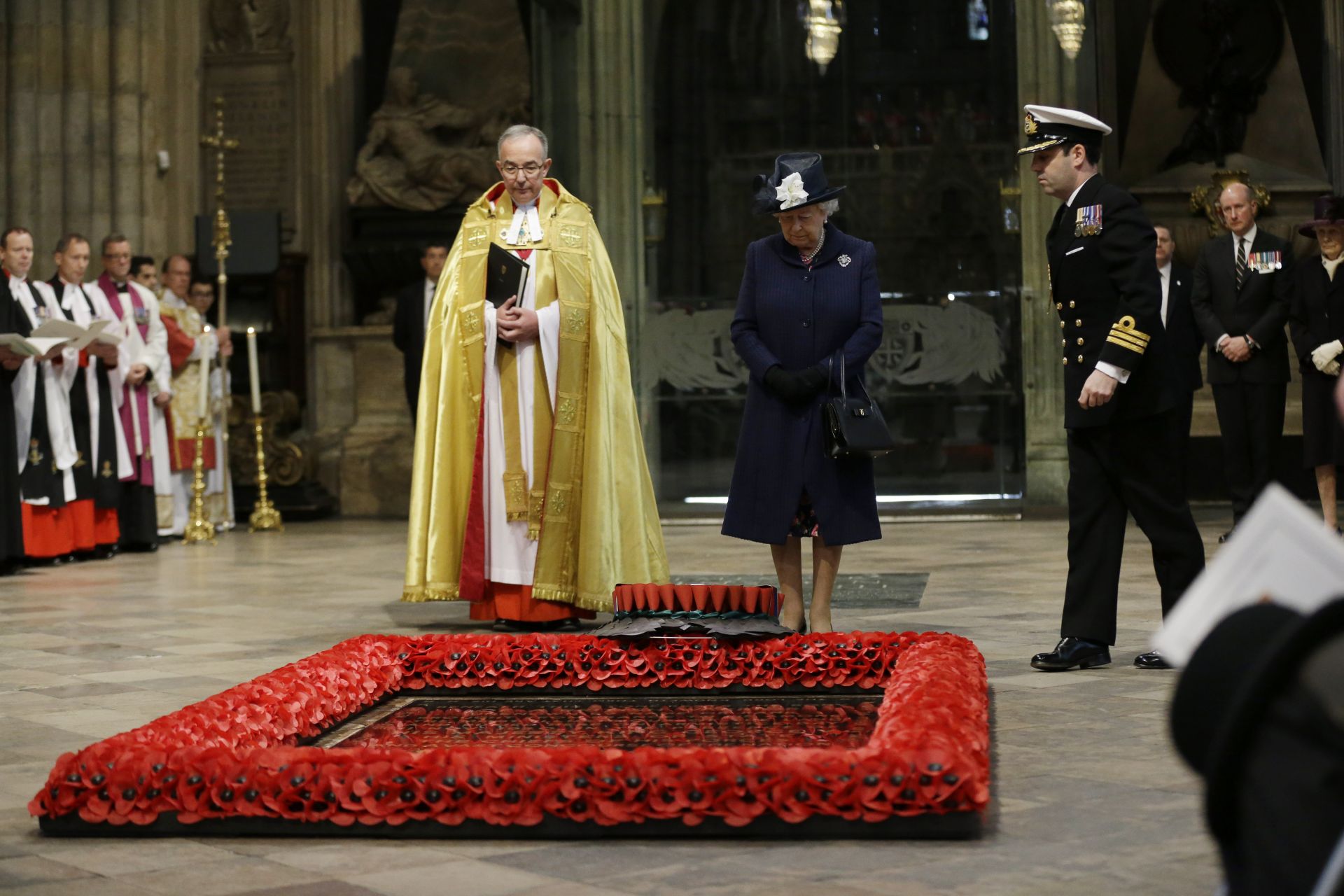 2015 г. - кралица Елизабет на паметника на Незнайния воин в Лондон, където от нейно има е поднесен огромен венец