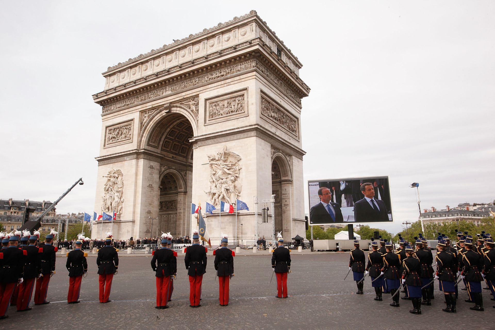 2012 г. - избраният преди дни президент Франсоа Оланд  и държавният глава Никола Саркози отбелязват заедно годишнината пред Триумфалната арка в Париж 