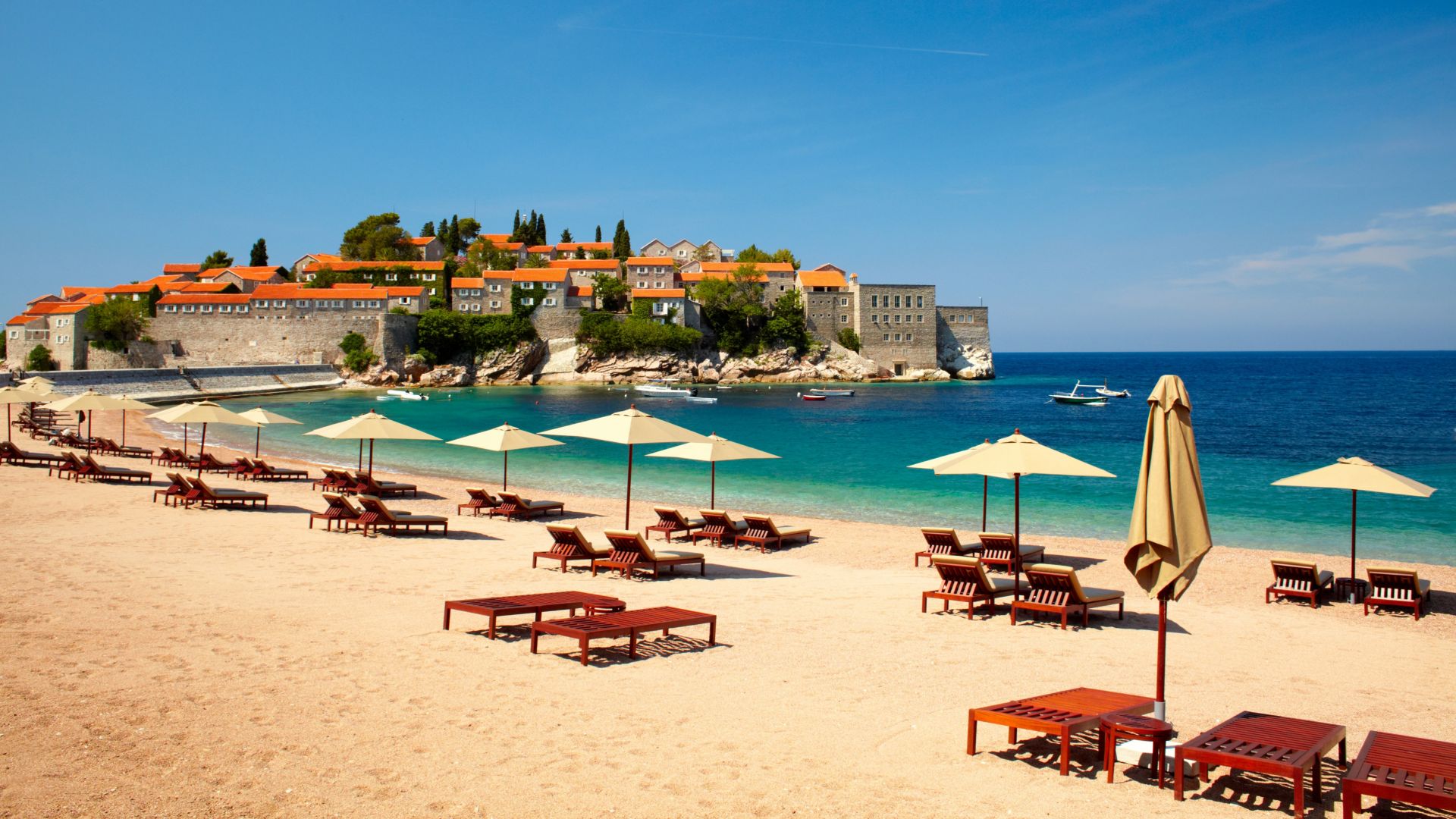 Черна гора отваря плажовете от 18 май