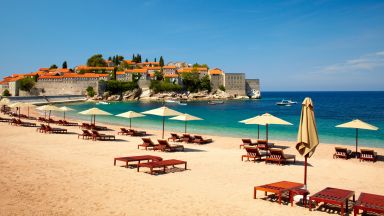 Цените на хотелите в Черна гора наполовина, но няма туристи