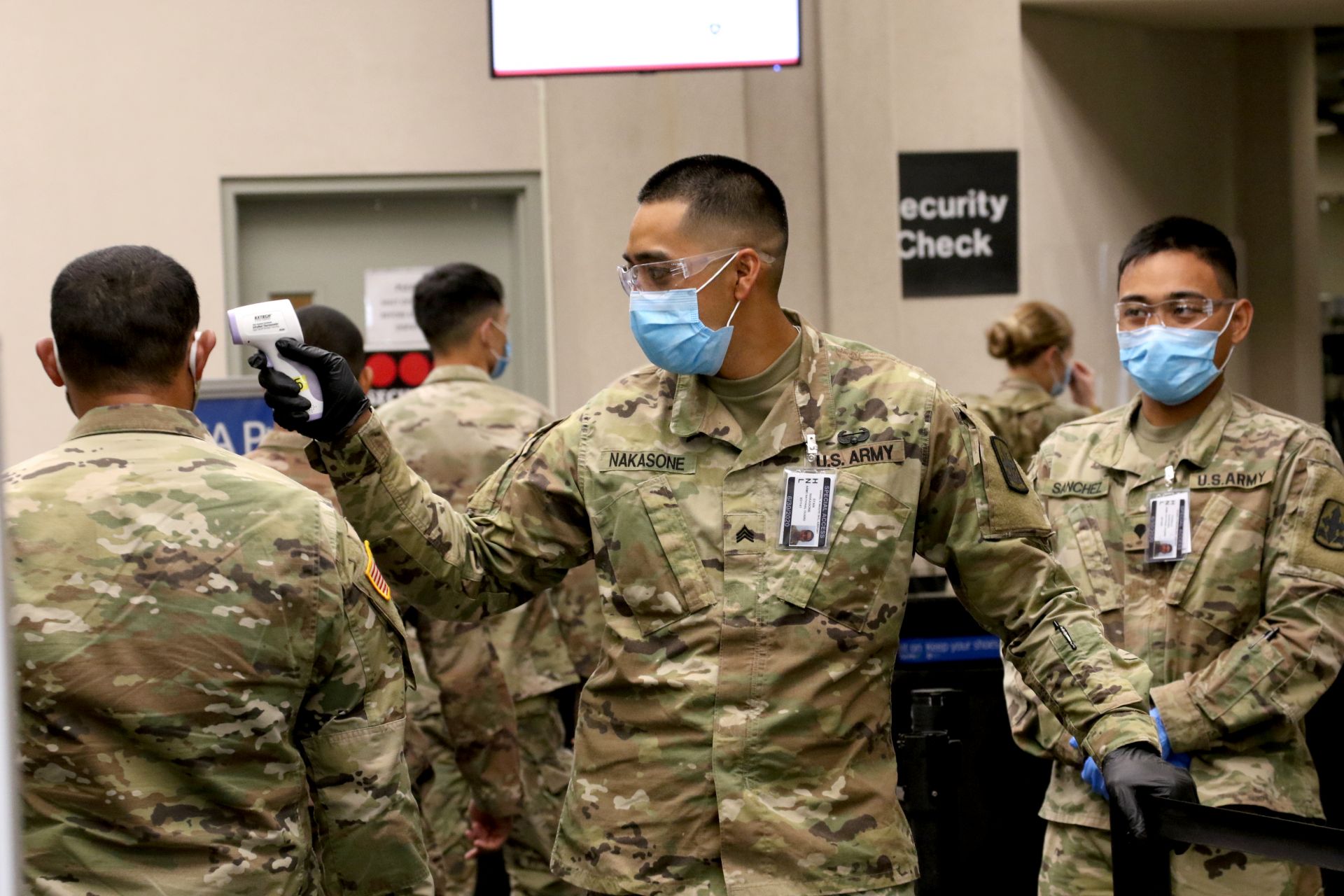 Националната гвардия още на летището проверява хората за висока температура и други симптоми на заболяването.