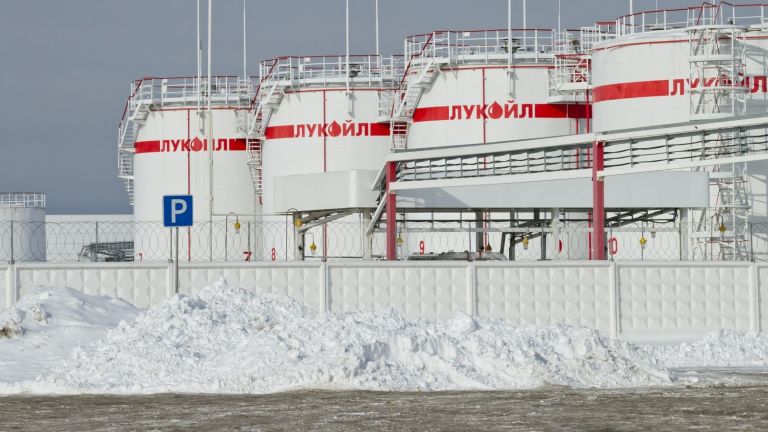 Казахстанската "КазМунайГаз" с оферта за покупката на "Лукойл Нефтохим"