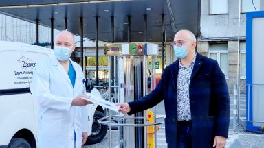 Българската компания производител дари на "Пирогов" UV-C апарат за дезинфекция