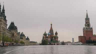 Червеният площад затихна: руснаците отварят албумите и пеят "День победы" от балконите