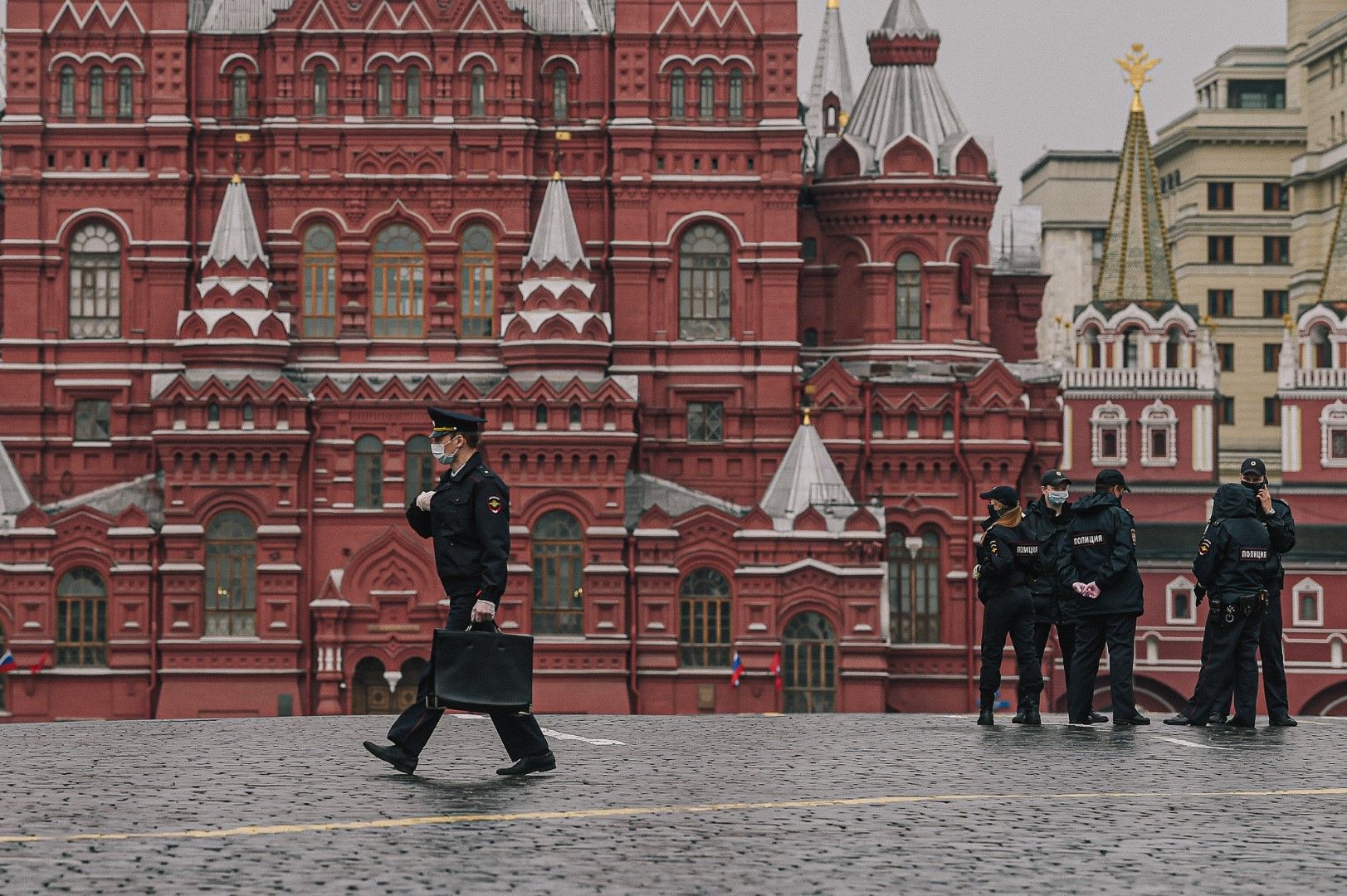 4 май. Полиция на Червения площад в Москва по време на пандемията, самоизолацията в страната е удължена до 31 май