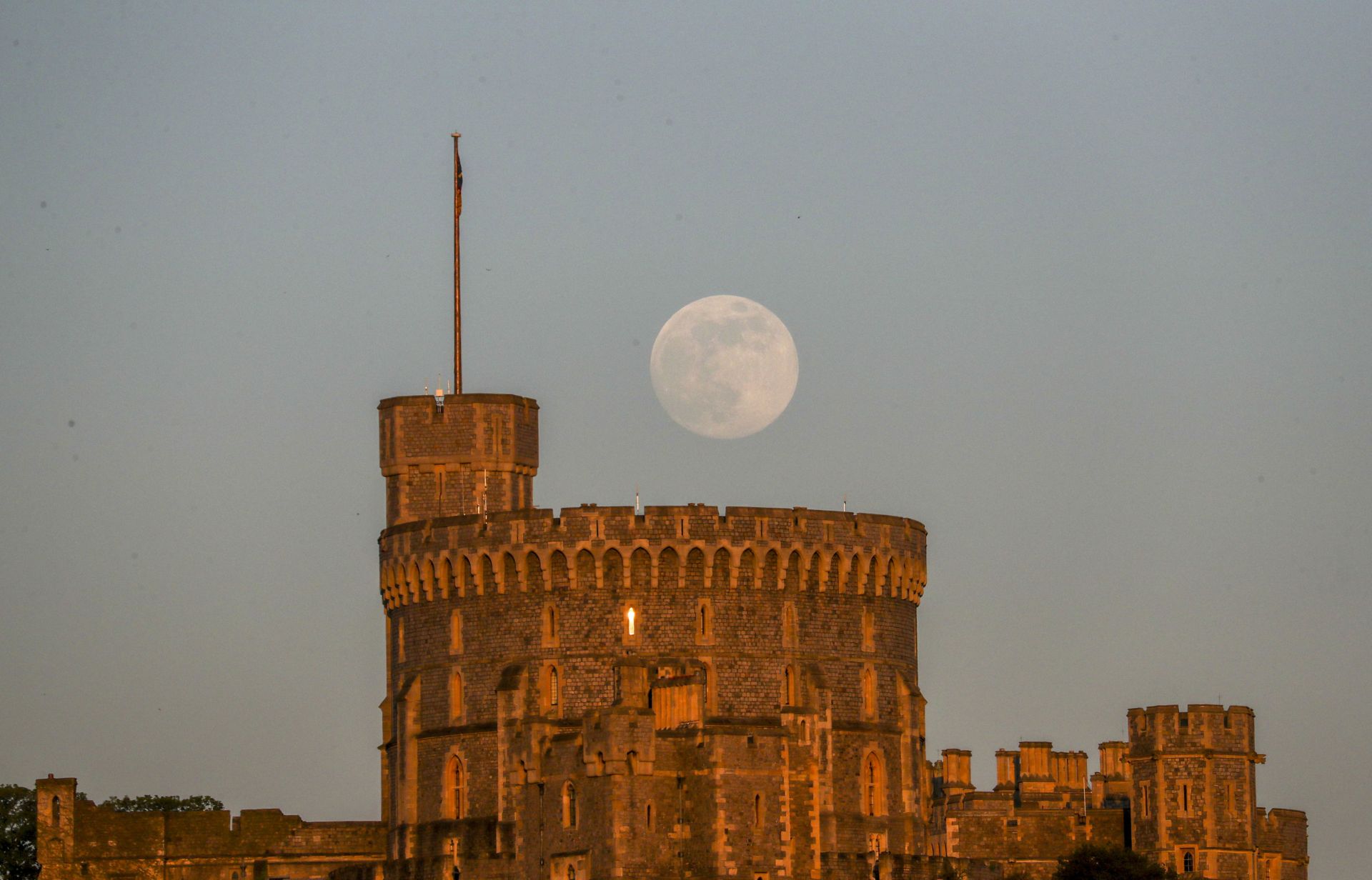 Суперлуната над замъка Уиндзор, Великобритания