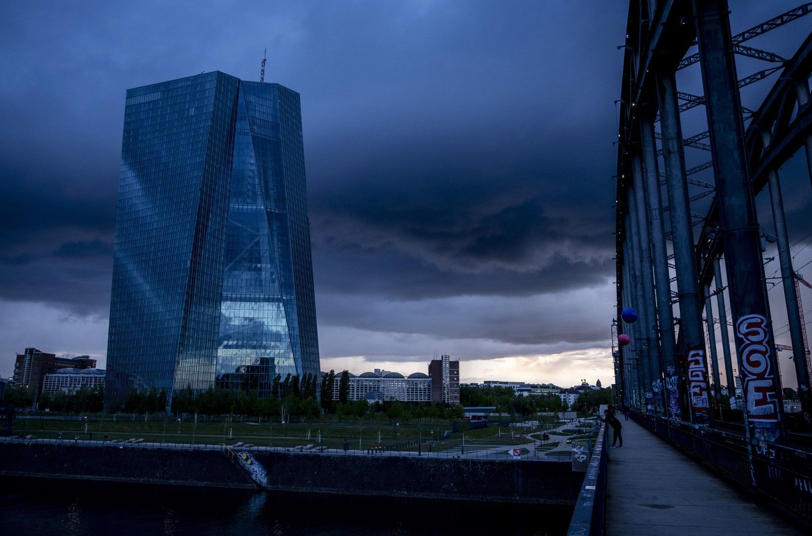 ЕЦБ е създала работна група, която да разгледа идеята за "лоша банка" за събиране на неизплатените дългове в евро