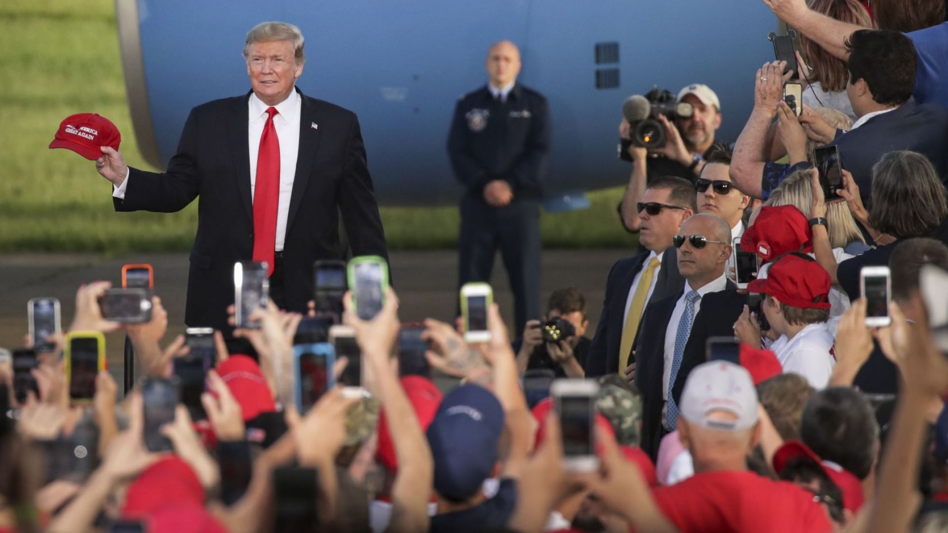 Решението да се носи маска на публично място се превръща