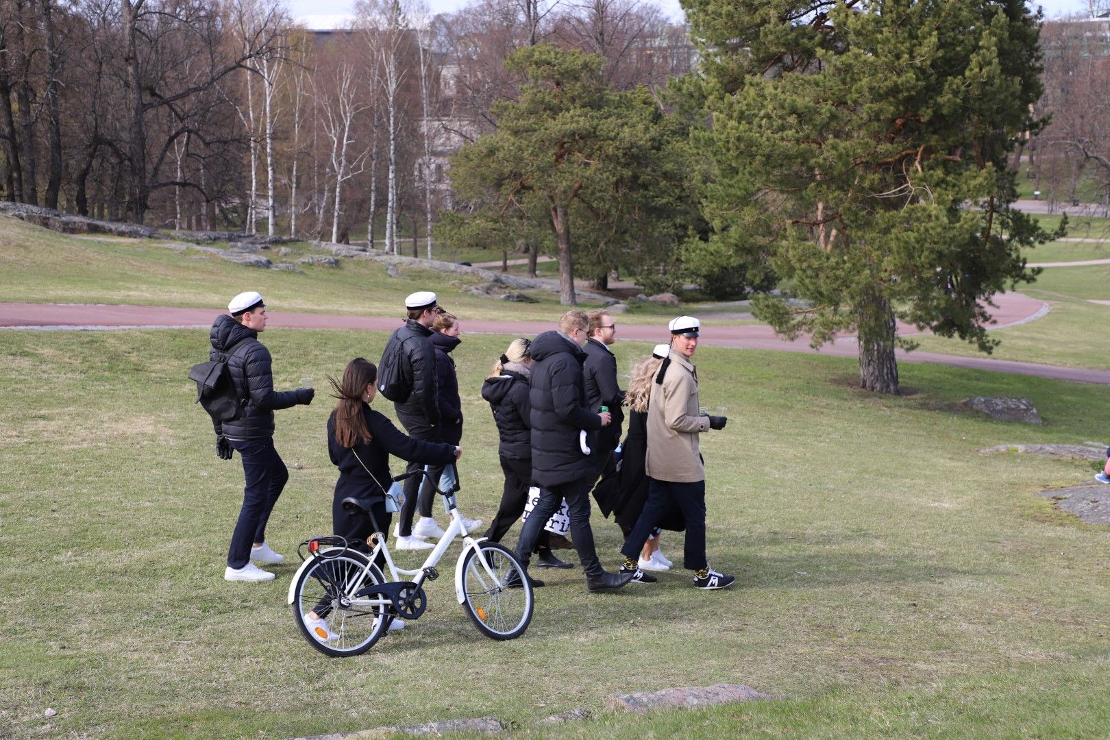 Млади хора се разхождар в парка Каиво в Хелзинки на 1 май. В социалния експеримент във Финландия участваха хора на възраст от 25 до 58 г.