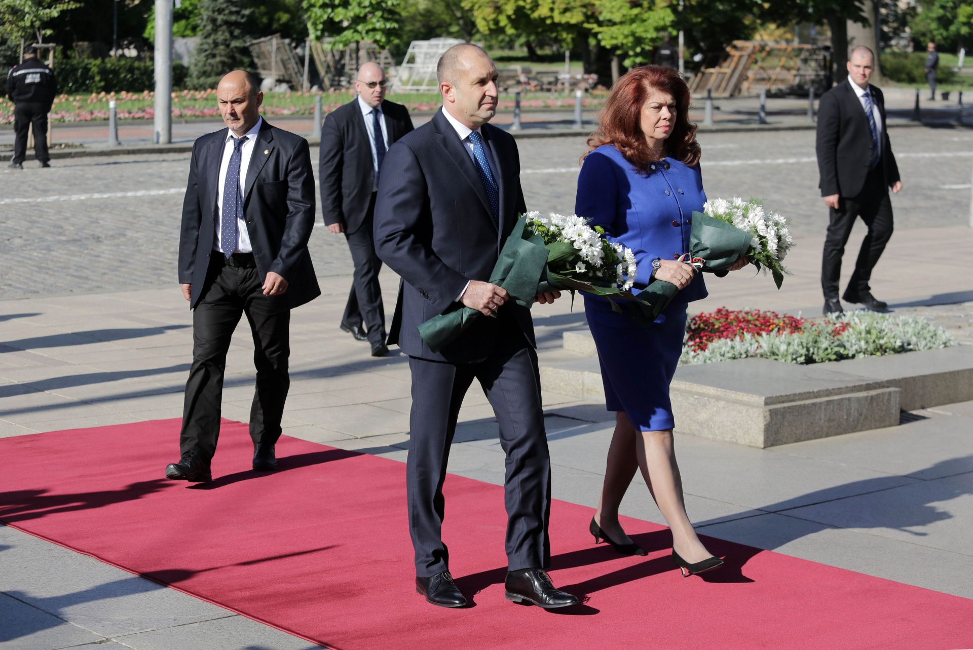 Държавният глава и вицепрезидентът Илияна Йотова поднесоха цветя пред паметника на Незнайния войн в София по повод 75 години от края на Втората световна война в Европа.
