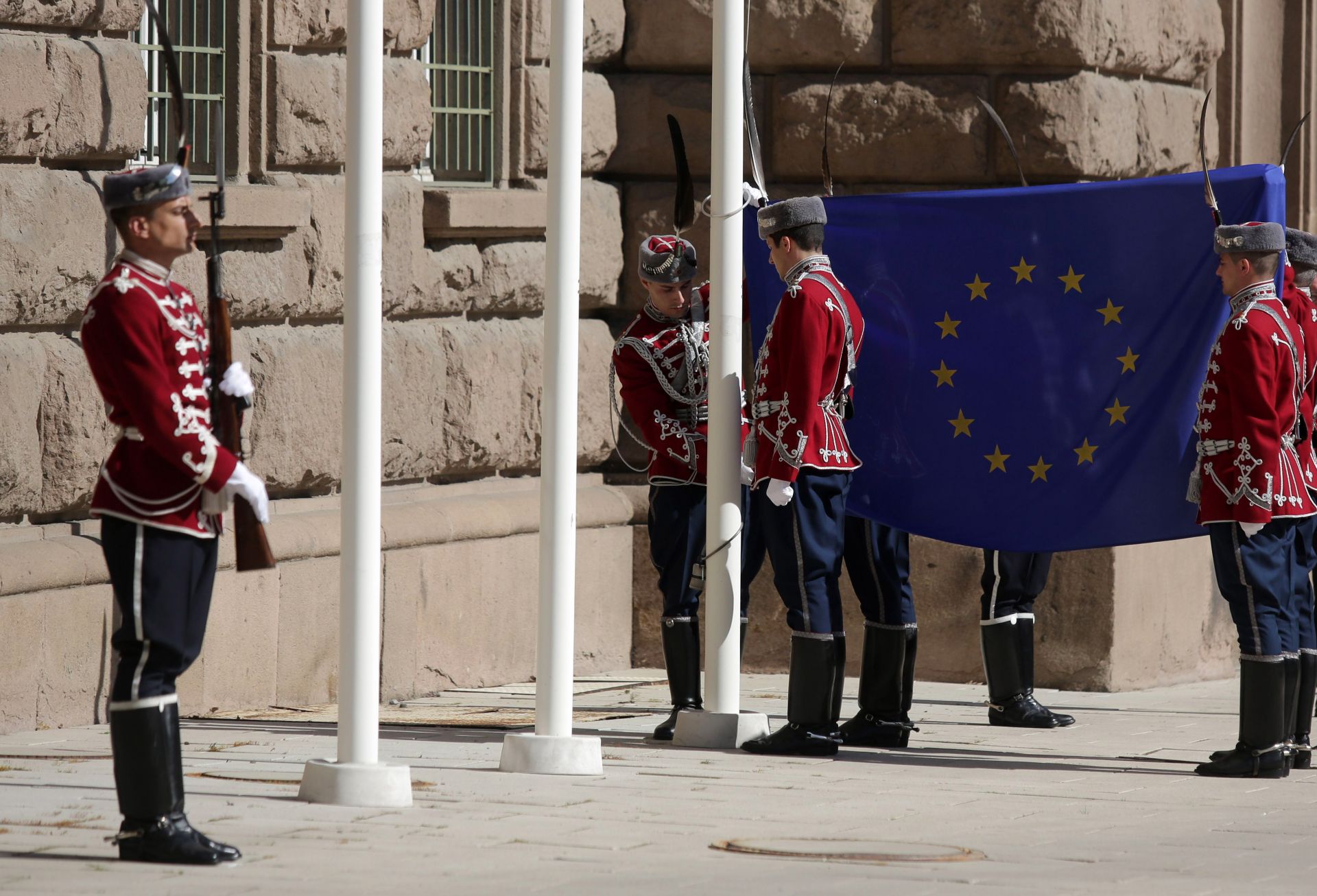 По-късно държавният глава и вицепрезидентът Йотова присъстваха на тържествената церемония по издигане на знамето на ЕС по повод Деня на Европа - 9 май пред президентството.