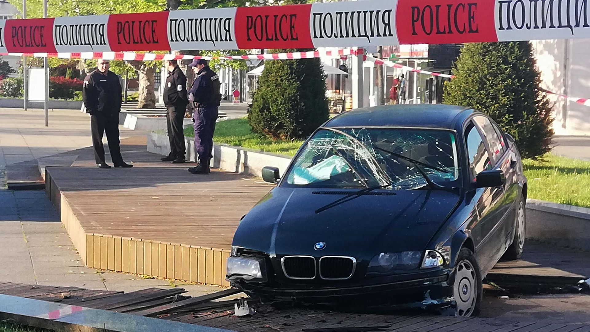 BMW катастрофира в паметника на Альоша на площад Тройката в