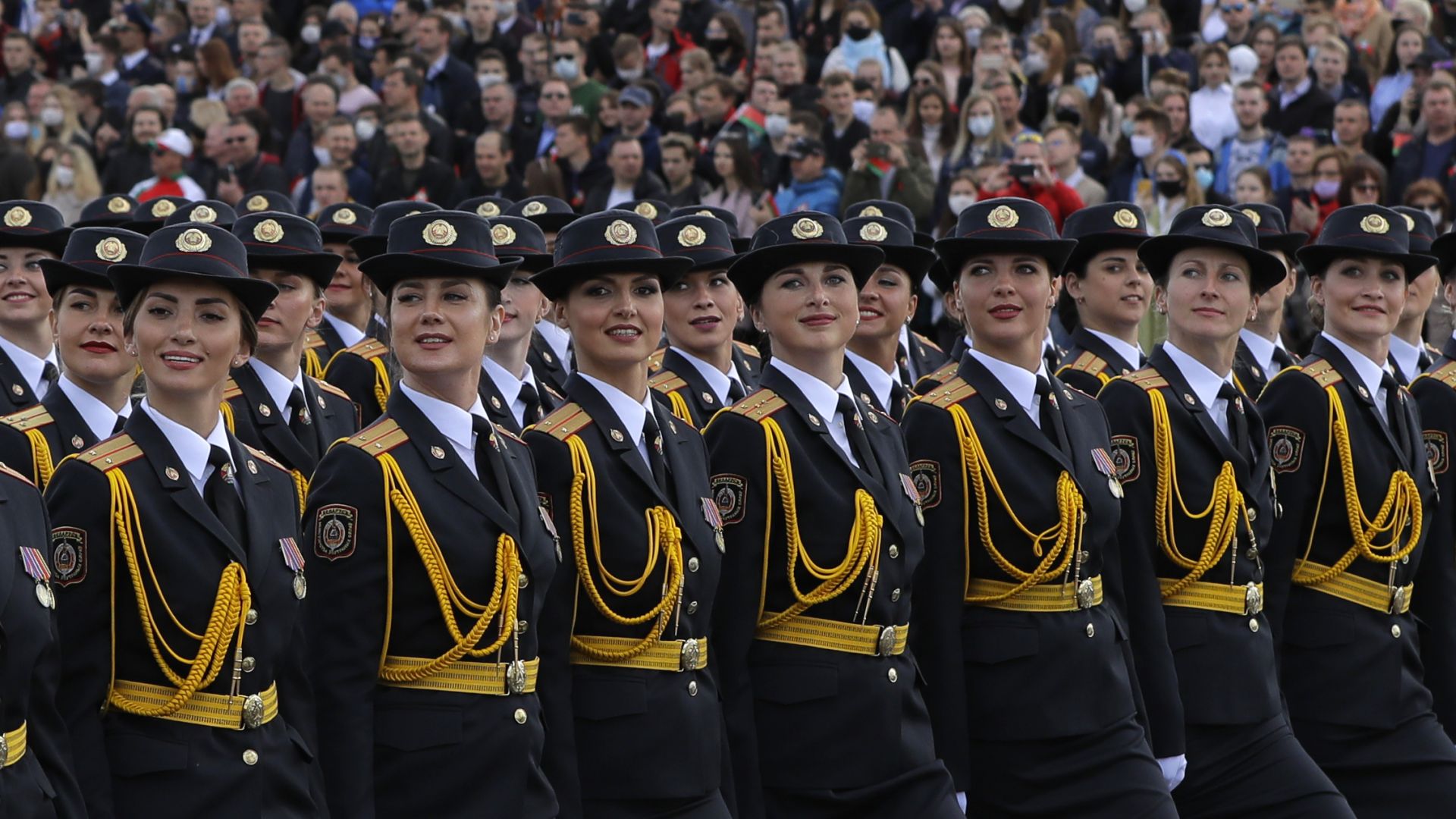 Военен парад без маски в Беларус за Деня на Победата (видео на живо)