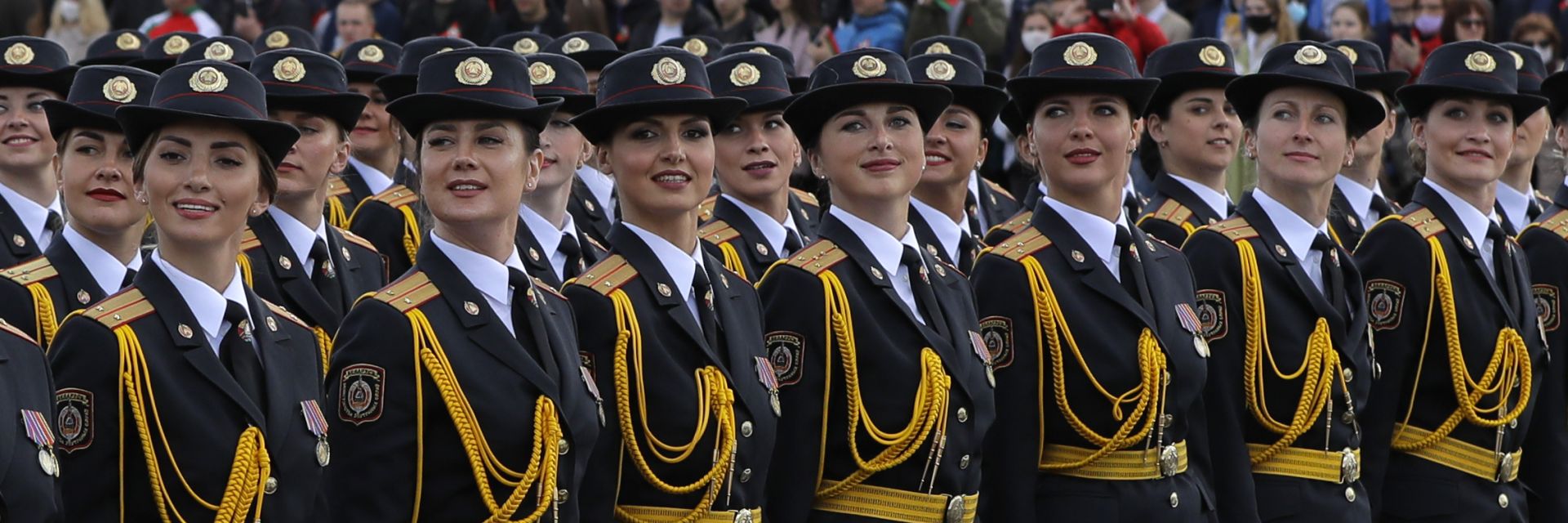 Военен парад без маски в Беларус за Деня на Победата (видео на живо)