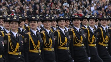 Военен парад без маски в Беларус за Деня на Победата (видео на живо)