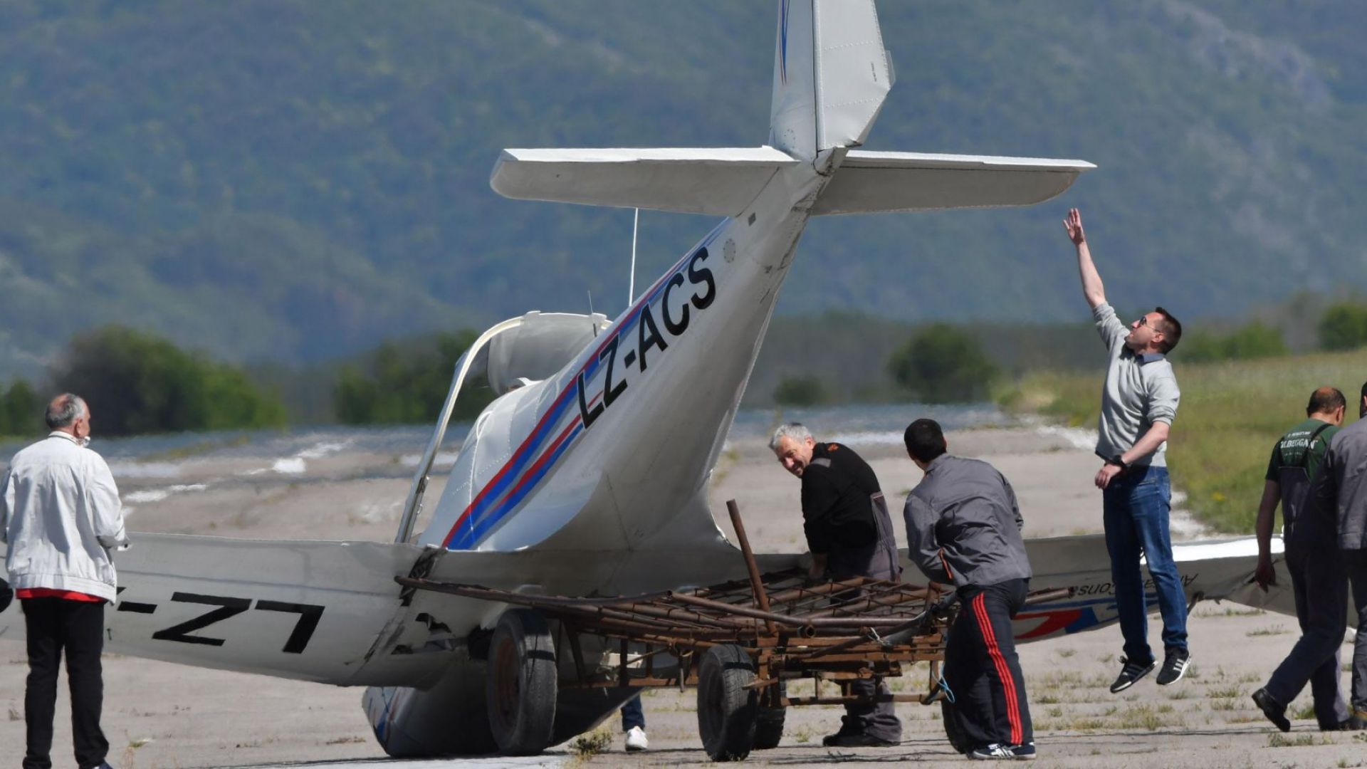 Самолетът на Ивайло Пенчев не е паднал, приземил се твърдо, удряйки се на крило