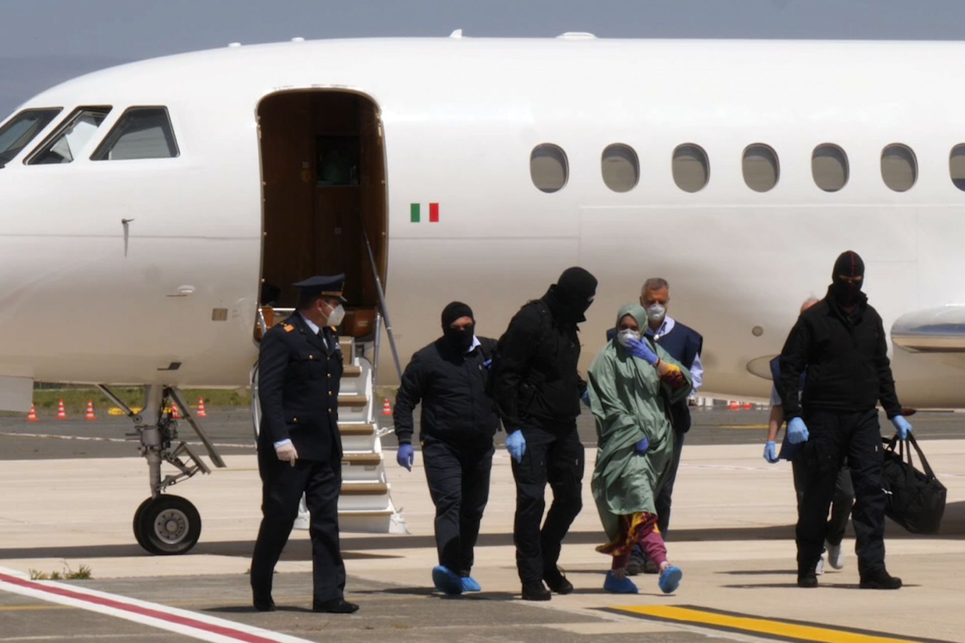 Охранители сваля Силвия Романо от самолета