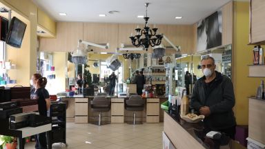 Фризьорите в Италия очакват клиентите си с маски и шлемове