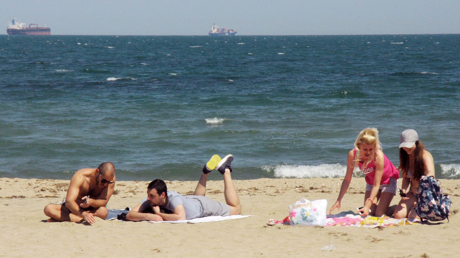 Най-нетърпеливите бургазлии откриха плажа през днешния топъл и слънчев ден.