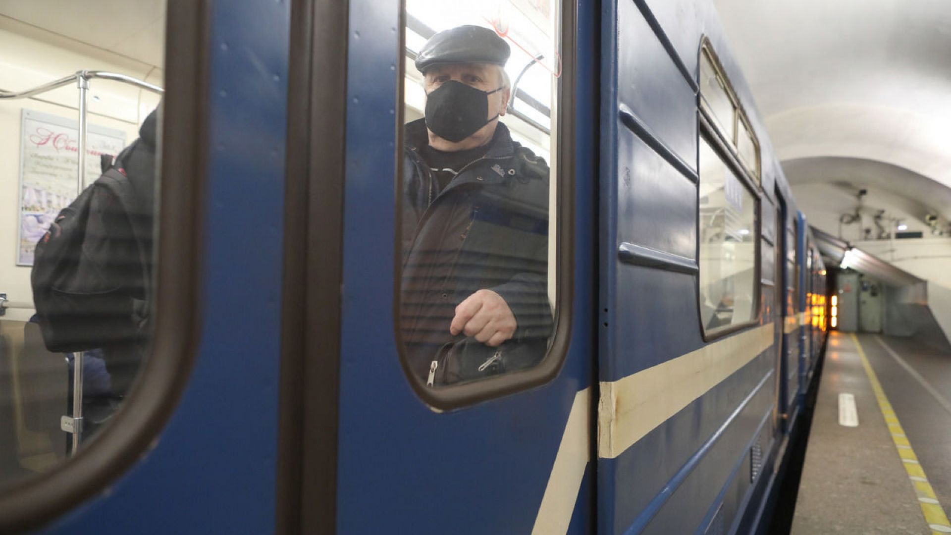 Хайка за маски в метрото от днес, полицаи ще свалят пътници