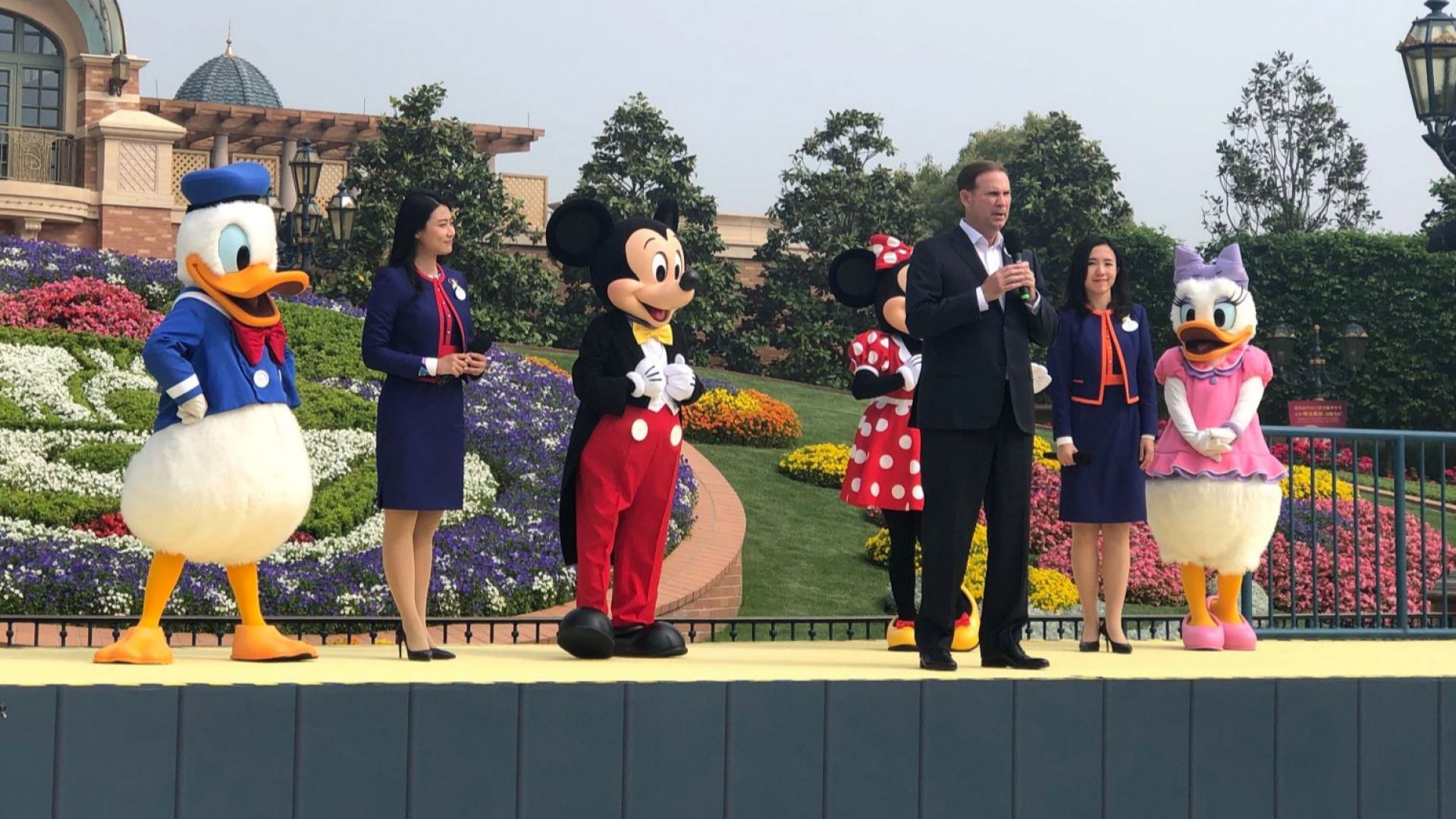 Тематичният парк Дисниленд в Шанхай днес отново отвори врати за