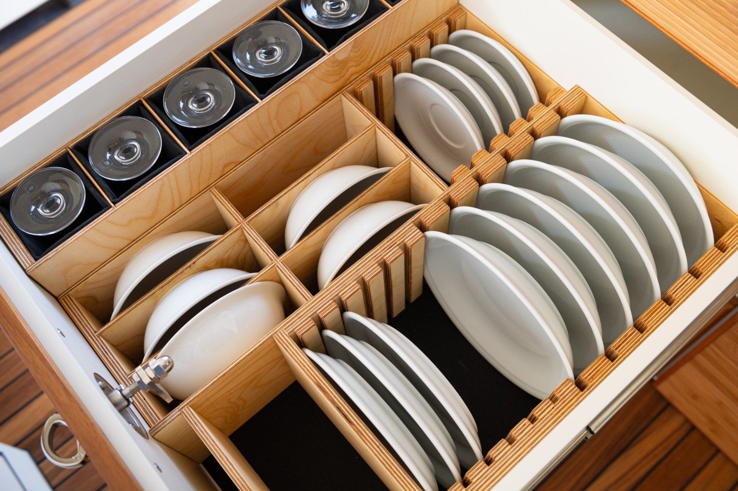 Шкафовете на Unicat MD56c са пълни с добре подредени чинии и чаши