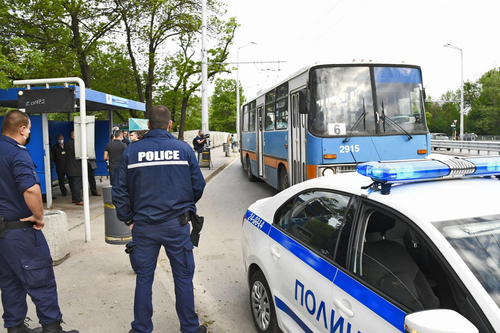 Полиция следи край спирките на градския транспорт