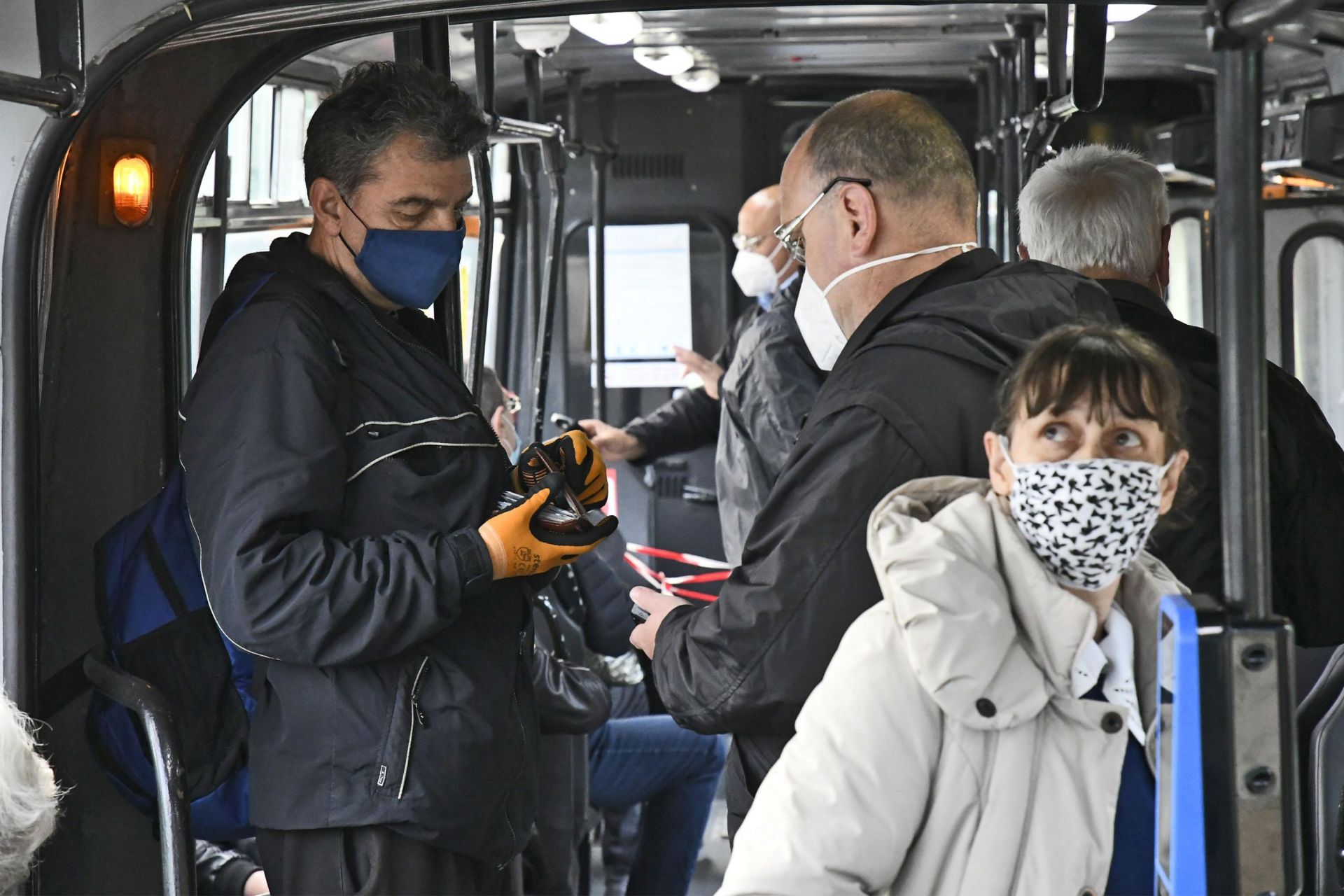  Започнаха масови проверки за маски в градския транспорт
