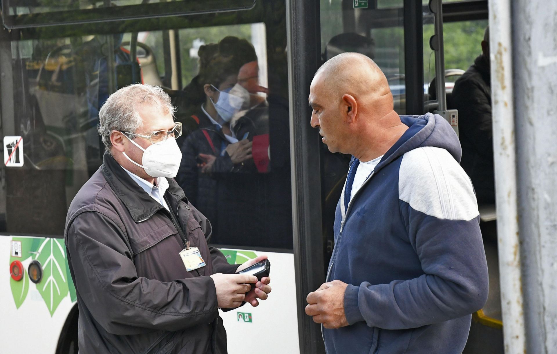 Свалят от транспортните средства пътници без маски